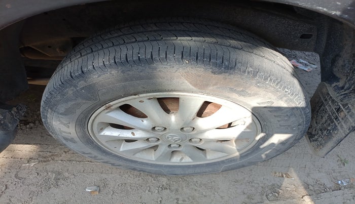 2013 Toyota Innova 2.5 VX 7 STR, Diesel, Manual, 75,258 km, tyre