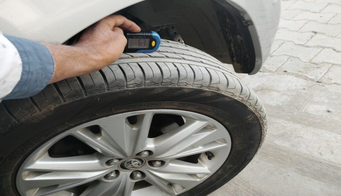 2018 Toyota Innova Crysta 2.4 ZX 7 STR, Diesel, Manual, 88,406 km, tyre