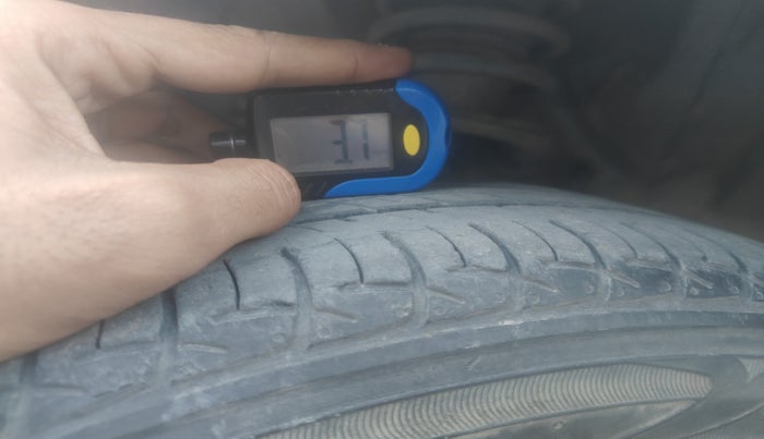 2011 Toyota Etios V, Petrol, Manual, 1,55,595 km, tyre