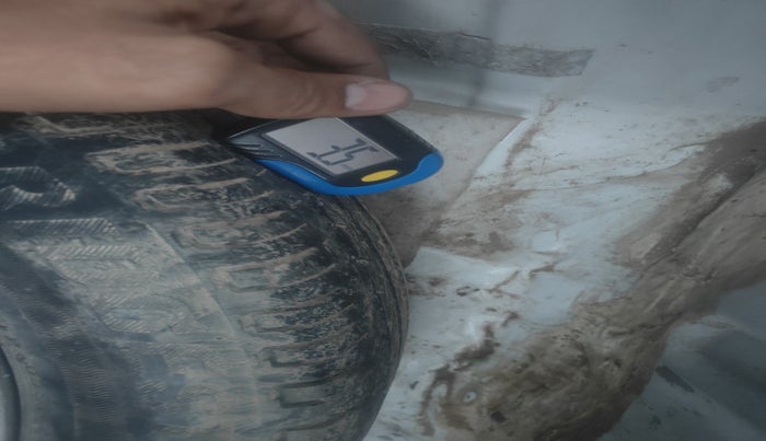 2011 Toyota Etios V, Petrol, Manual, 1,55,595 km, tyre