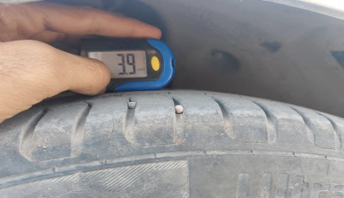 2017 Skoda Rapid STYLE 1.6 MPI, Petrol, Manual, 1,04,402 km, tyre