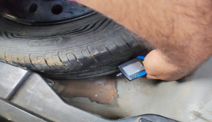 2022 Maruti Dzire VXI CNG, Petrol, Manual, 1,07,435 km, tyre