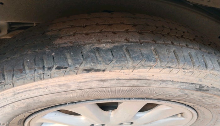 2013 Toyota Innova 2.5 VX 7 STR, Diesel, Manual, 1,99,972 km, tyre