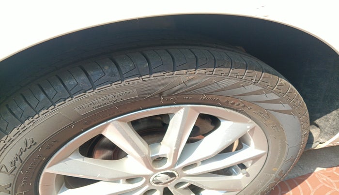 2016 Skoda Octavia 2.0 TDI CR STYLE PLUS AT, Diesel, Automatic, 1,48,663 km, tyre