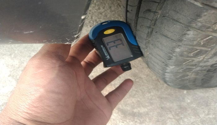 2014 Hyundai Eon ERA + LPG, Petrol, Manual, 1,52,631 km, tyre