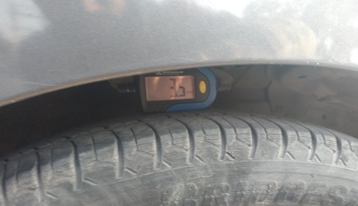 2014 Hyundai Eon ERA + LPG, Petrol, Manual, 1,52,631 km, tyre