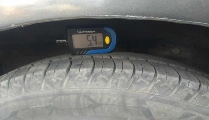 2014 Hyundai Eon ERA + LPG, Petrol, Manual, 1,52,631 km, tyre