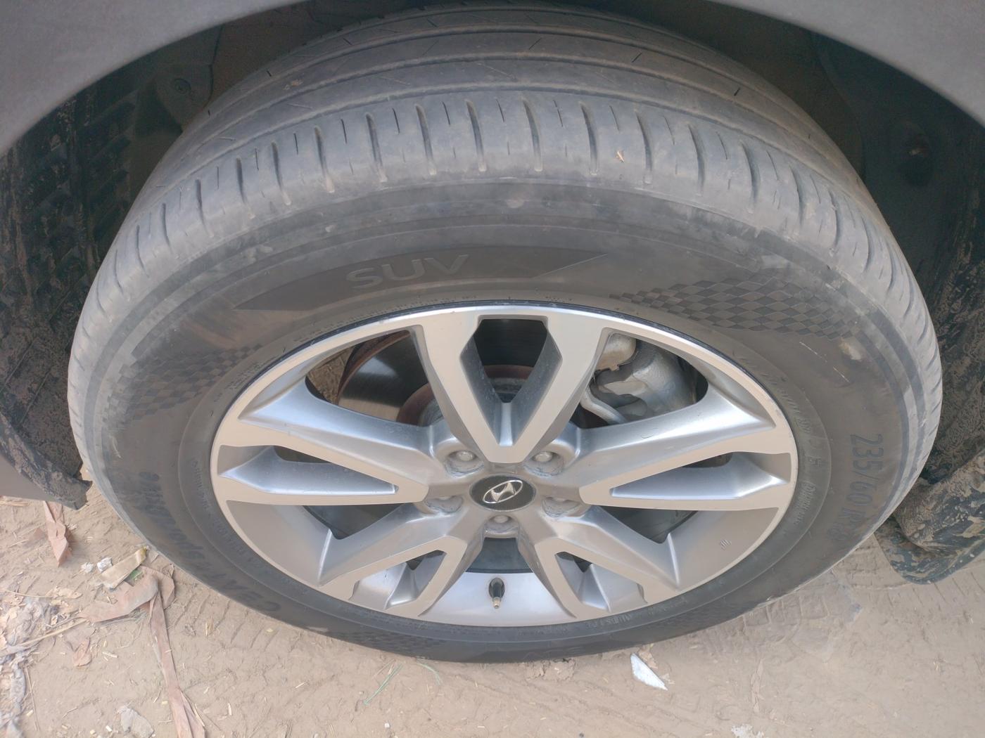 2017 Hyundai Santa Fe 2 WD AT, Diesel, Automatic, 1,12,803 km, tyre