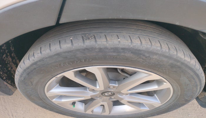 2017 Hyundai Santa Fe 2 WD AT, Diesel, Automatic, 1,12,803 km, tyre