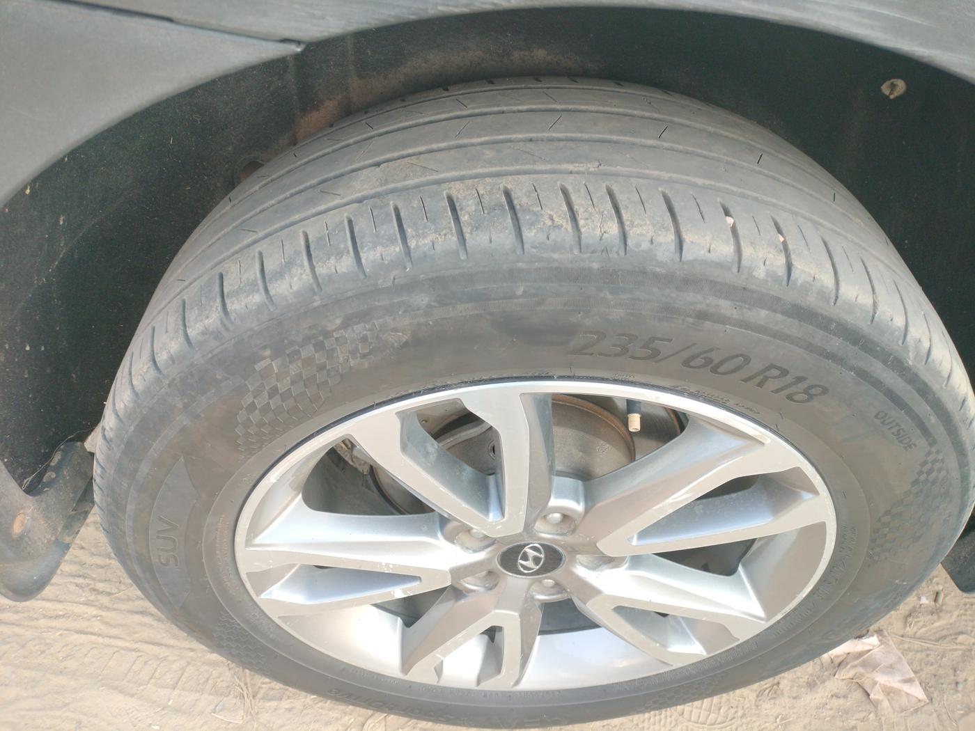 2017 Hyundai Santa Fe 2 WD AT, Diesel, Automatic, 1,12,803 km, tyre