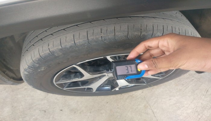 2023 Jeep MERIDIAN LIMITED 4X2 MT, Diesel, Manual, 89,558 km, tyre