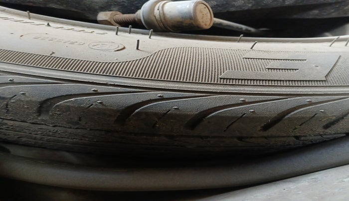 2012 Volkswagen Polo COMFORTLINE 1.2L, Diesel, Manual, 2,80,010 km, tyre