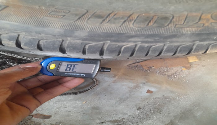 2013 Renault Scala RXL DIESEL, Diesel, Manual, 1,31,829 km, tyre