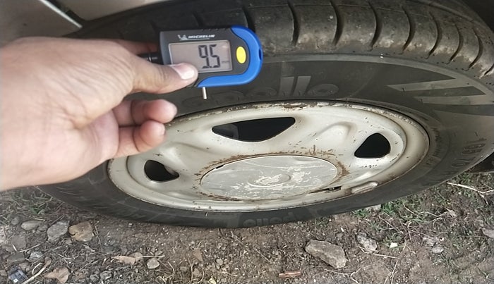 2010 Chevrolet Beat LS PETROL, Petrol, Manual, 1,09,295 km, tyre