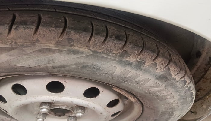 2015 Hyundai i10 MAGNA 1.1, Petrol, Manual, 1,36,479 km, tyre