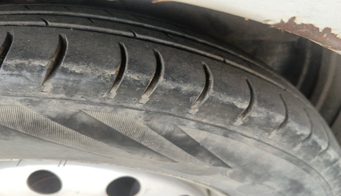 2015 Hyundai i10 MAGNA 1.1, Petrol, Manual, 1,36,479 km, tyre