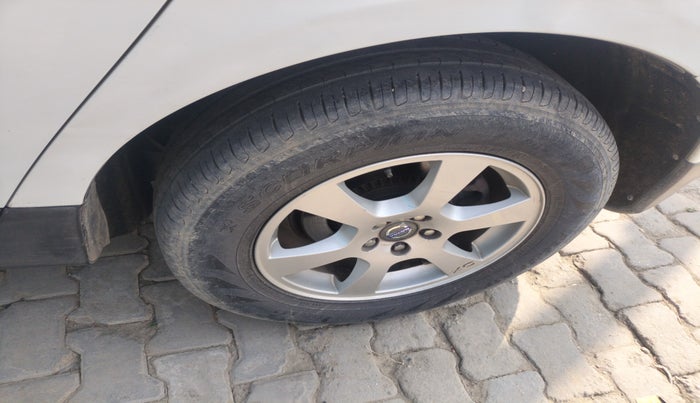 2013 Volvo XC 60 D4 KINETIC, Diesel, Automatic, 1,67,013 km, tyre