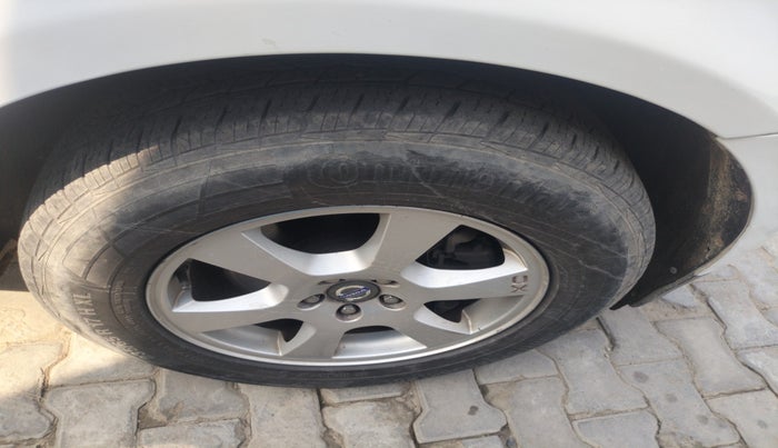 2013 Volvo XC 60 D4 KINETIC, Diesel, Automatic, 1,67,013 km, tyre