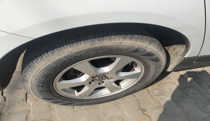 2013 Volvo XC 60 D4 KINETIC, Diesel, Automatic, 1,67,013 km, tyre