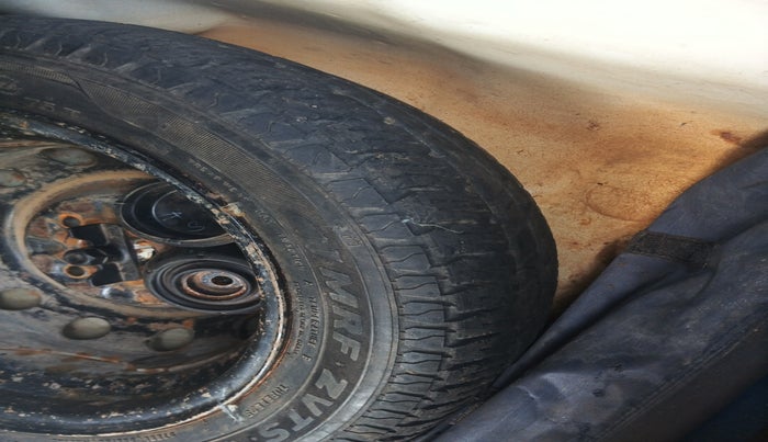 2013 Hyundai Eon MAGNA +, Petrol, Manual, 92,634 km, tyre