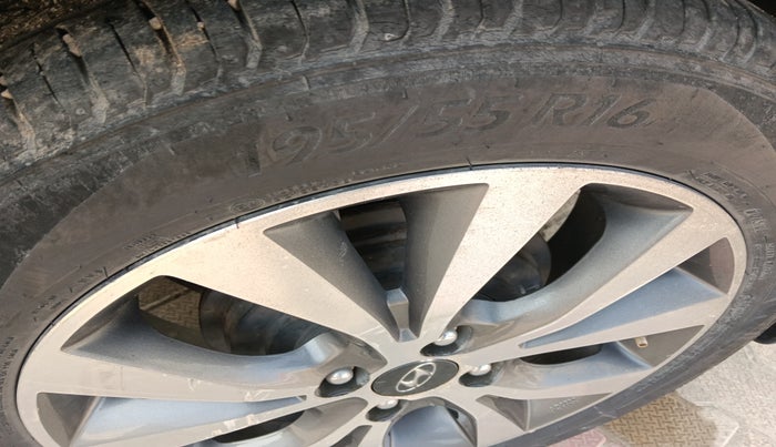 2015 Hyundai Verna FLUIDIC 1.6 CRDI S(O) 4S, Diesel, Manual, 1,52,303 km, tyre