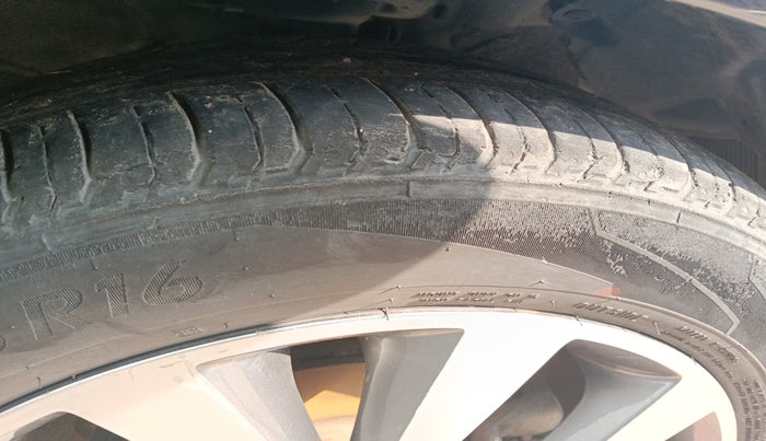 2015 Hyundai Verna FLUIDIC 1.6 CRDI S(O) 4S, Diesel, Manual, 1,52,303 km, tyre