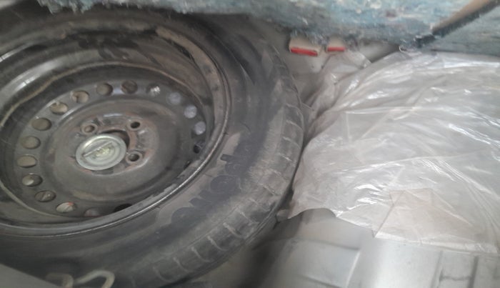 2012 Honda Brio V MT, Petrol, Manual, 1,45,938 km, tyre