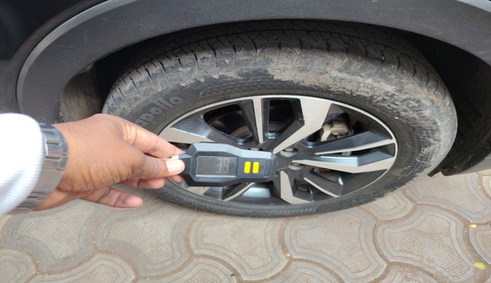 2021 Mahindra XUV300 W8 (O) 1.2 PETROL, Petrol, Manual, 57,697 km, tyre