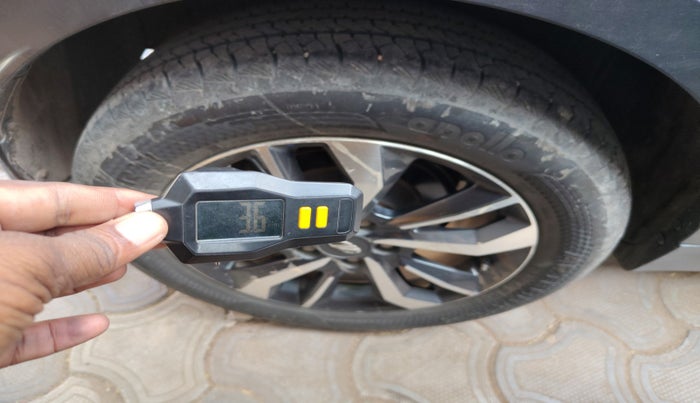 2021 Mahindra XUV300 W8 (O) 1.2 PETROL, Petrol, Manual, 57,697 km, tyre