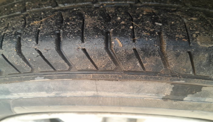 2017 Maruti Dzire LXI, Petrol, Manual, 1,62,549 km, tyre