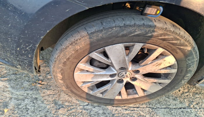 2014 Volkswagen Vento HIGHLINE DIESEL 1.5, Diesel, Manual, 1,69,798 km, tyre