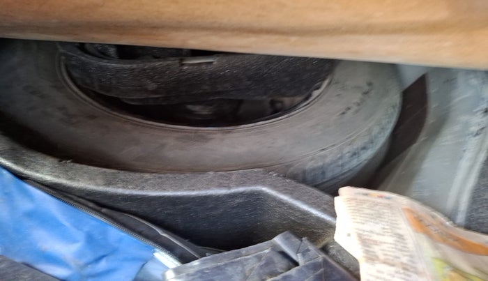 2014 Volkswagen Vento HIGHLINE DIESEL 1.5, Diesel, Manual, 1,69,798 km, tyre