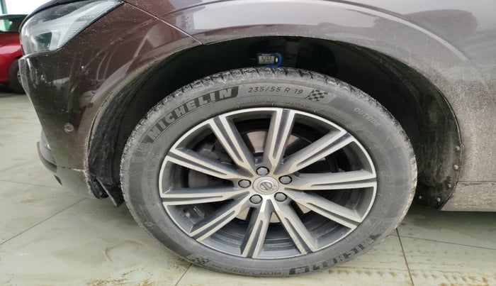 2019 Volvo XC 60 D5 INSCRIPTION, Diesel, Automatic, 2,04,266 km, tyre