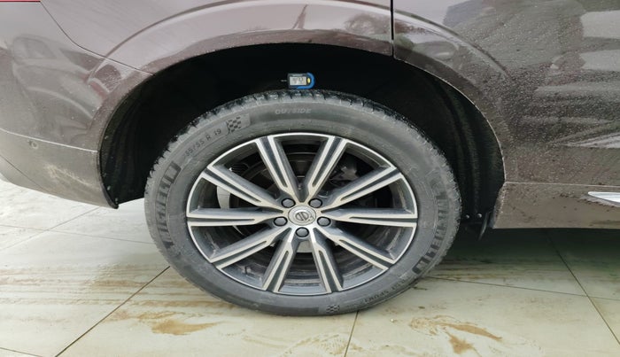 2019 Volvo XC 60 D5 INSCRIPTION, Diesel, Automatic, 2,04,266 km, tyre