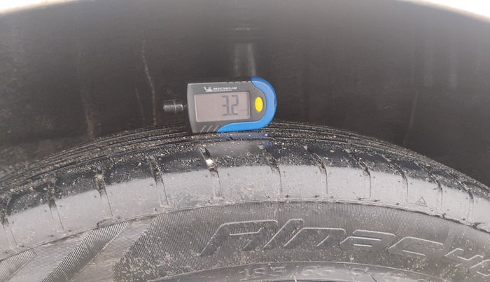 2016 Fiat Punto EVO EMOTION 1.3 MULTIJET, Diesel, Manual, 3,36,326 km, tyre