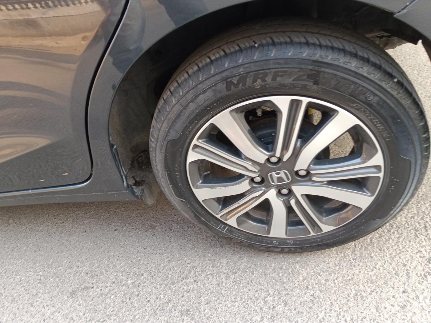 2022 Honda Amaze 1.2L I-VTEC VX, Petrol, Manual, 9,543 km, tyre