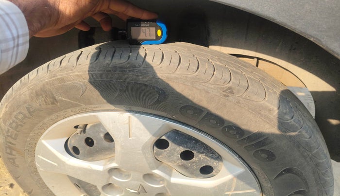 2023 Mahindra XUV300 W6 1.2 PETROL, Petrol, Manual, 1,71,896 km, tyre