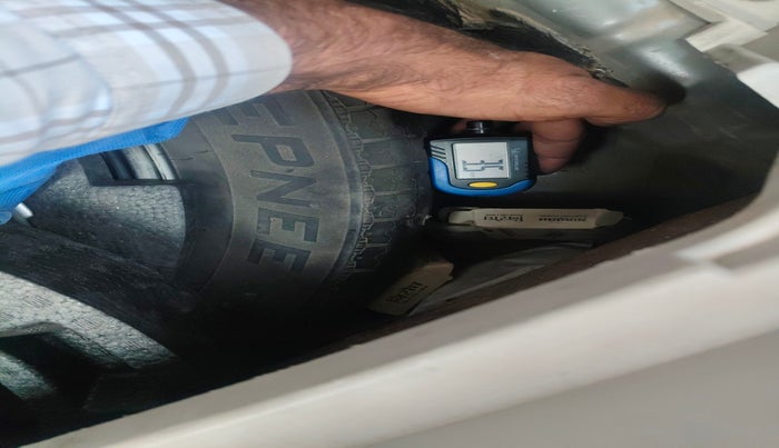 2023 Mahindra XUV300 W6 1.2 PETROL, Petrol, Manual, 1,71,896 km, tyre