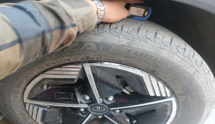 2024 Tata NEXON FEARLESS + SUNROOF DCA DUAL TONE 1.2 PETROL, Petrol, Automatic, 2,80,234 km, tyre