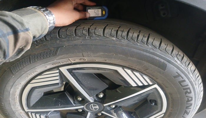 2024 Tata NEXON FEARLESS + SUNROOF DCA DUAL TONE 1.2 PETROL, Petrol, Automatic, 2,80,234 km, tyre