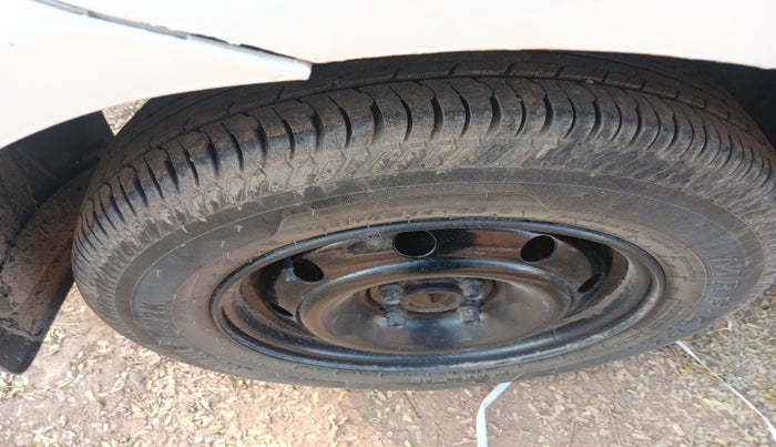 2013 Mahindra Verito Vibe CS 1.5 D4, Diesel, Manual, 1,13,099 km, tyre