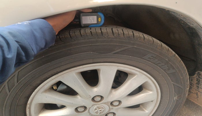 2013 Toyota Innova 2.5 VX 7 STR, Diesel, Manual, 1,51,752 km, tyre