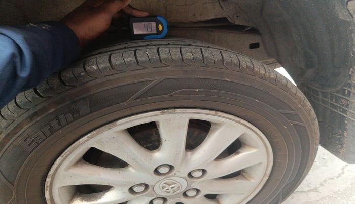 2013 Toyota Innova 2.5 VX 7 STR, Diesel, Manual, 1,51,752 km, tyre