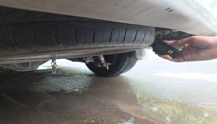 2013 Toyota Innova 2.5 VX 7 STR, Diesel, Manual, 1,51,752 km, tyre