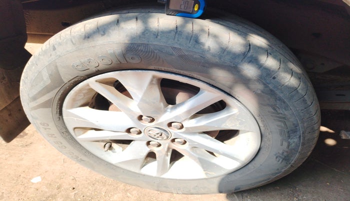 2016 Toyota Innova Crysta 2.4 ZX 7 STR, Diesel, Manual, 2,85,000 km, tyre