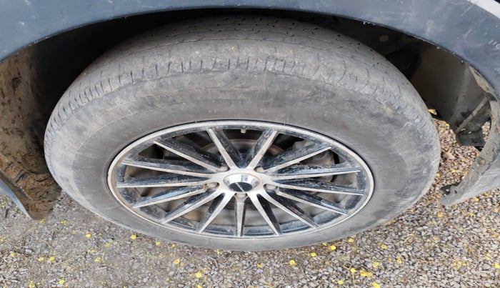 2022 Mahindra XUV300 W6 1.5 Diesel, Diesel, Manual, 1,77,839 km, tyre