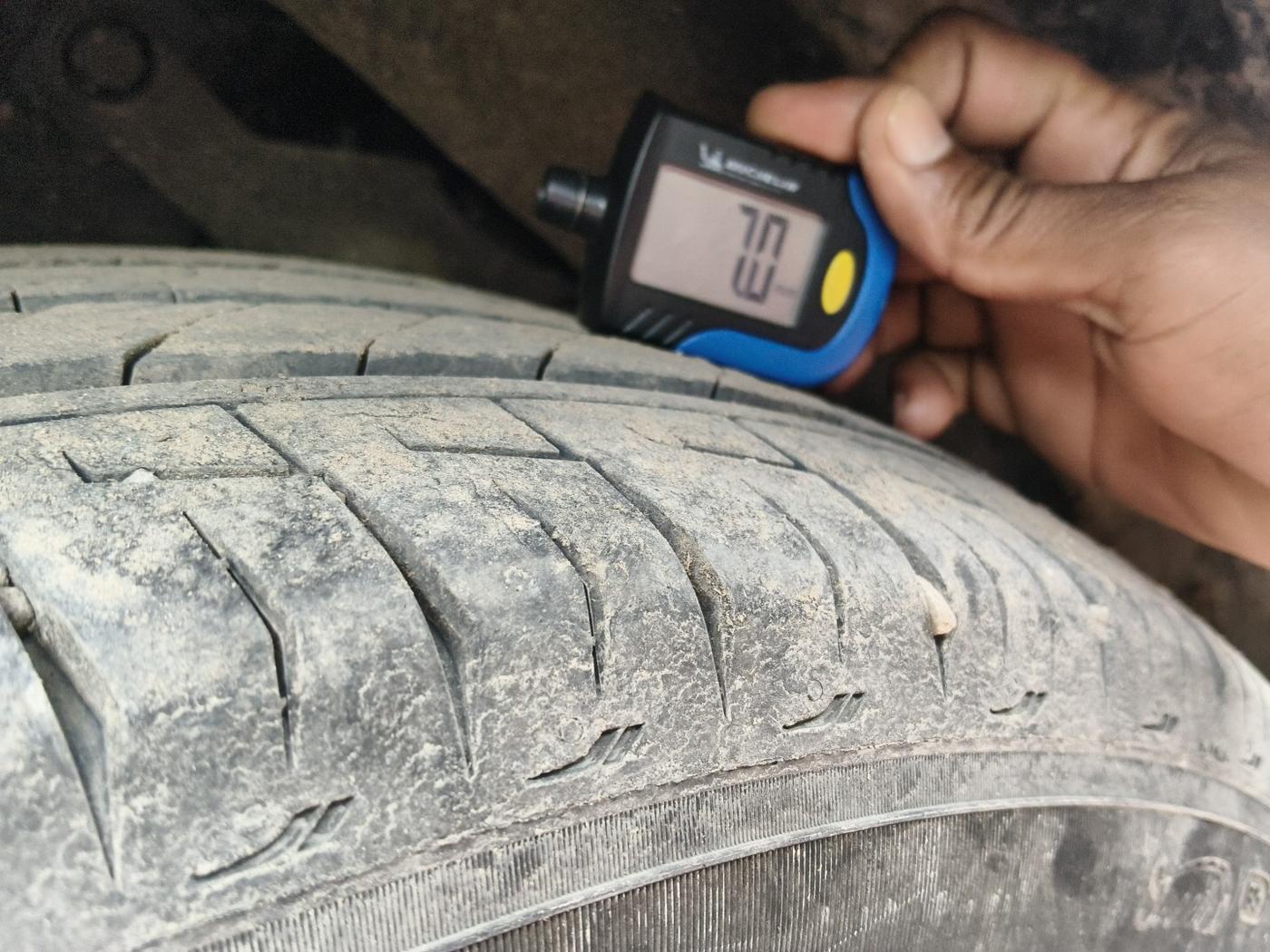 2025 Tata Safari ADVENTURE PLUS DARK EDITION AT, Diesel, Automatic, 4,500 km, tyre