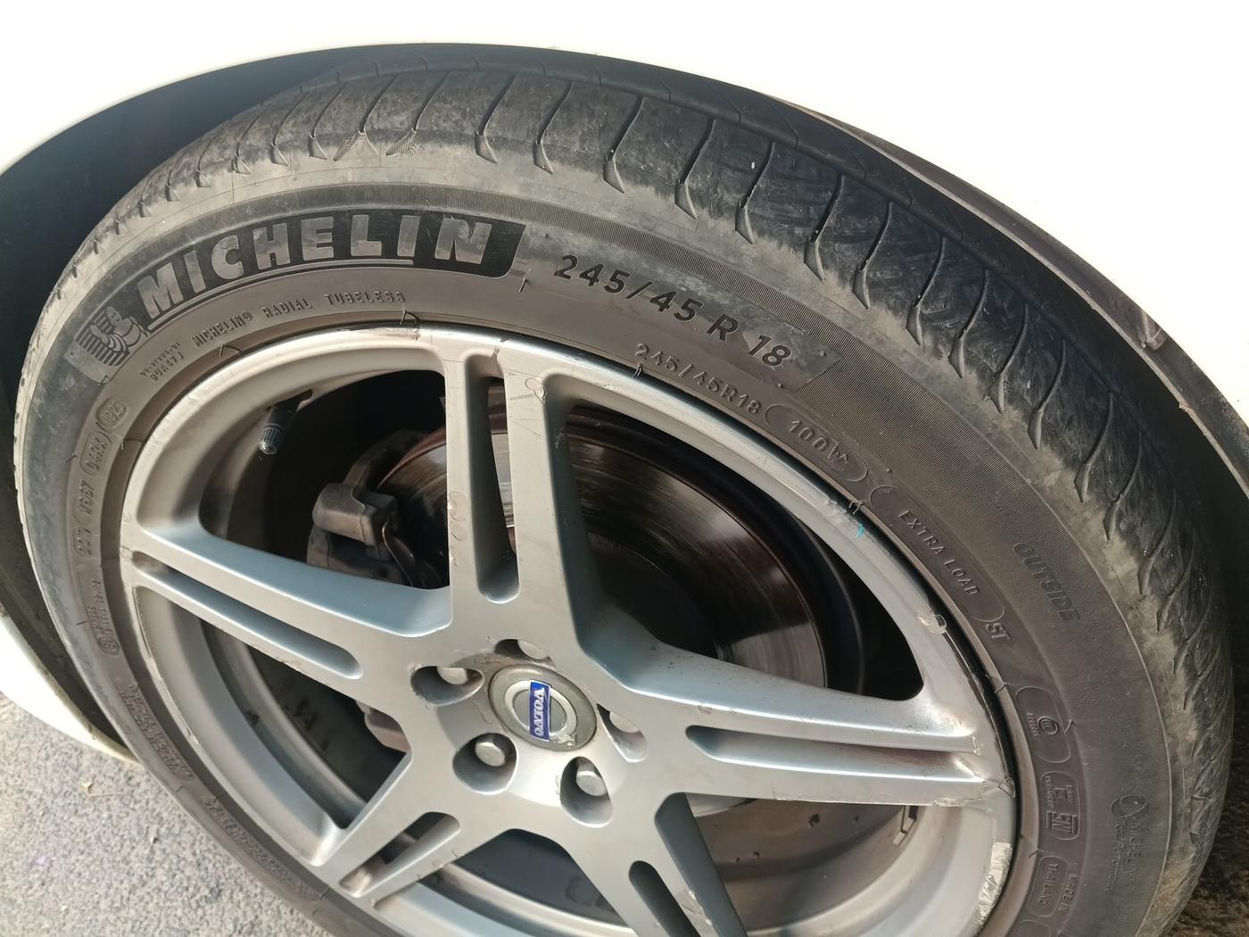 2014 Volvo S60 SUMMUM D4, Diesel, Automatic, 1,25,872 km, tyre