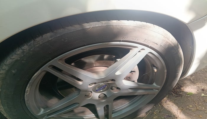 2014 Volvo S60 SUMMUM D4, Diesel, Automatic, 1,25,872 km, tyre