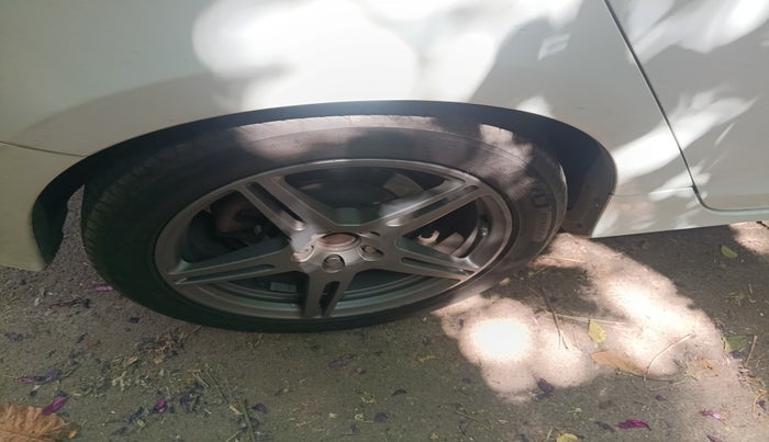 2014 Volvo S60 SUMMUM D4, Diesel, Automatic, 1,25,872 km, tyre